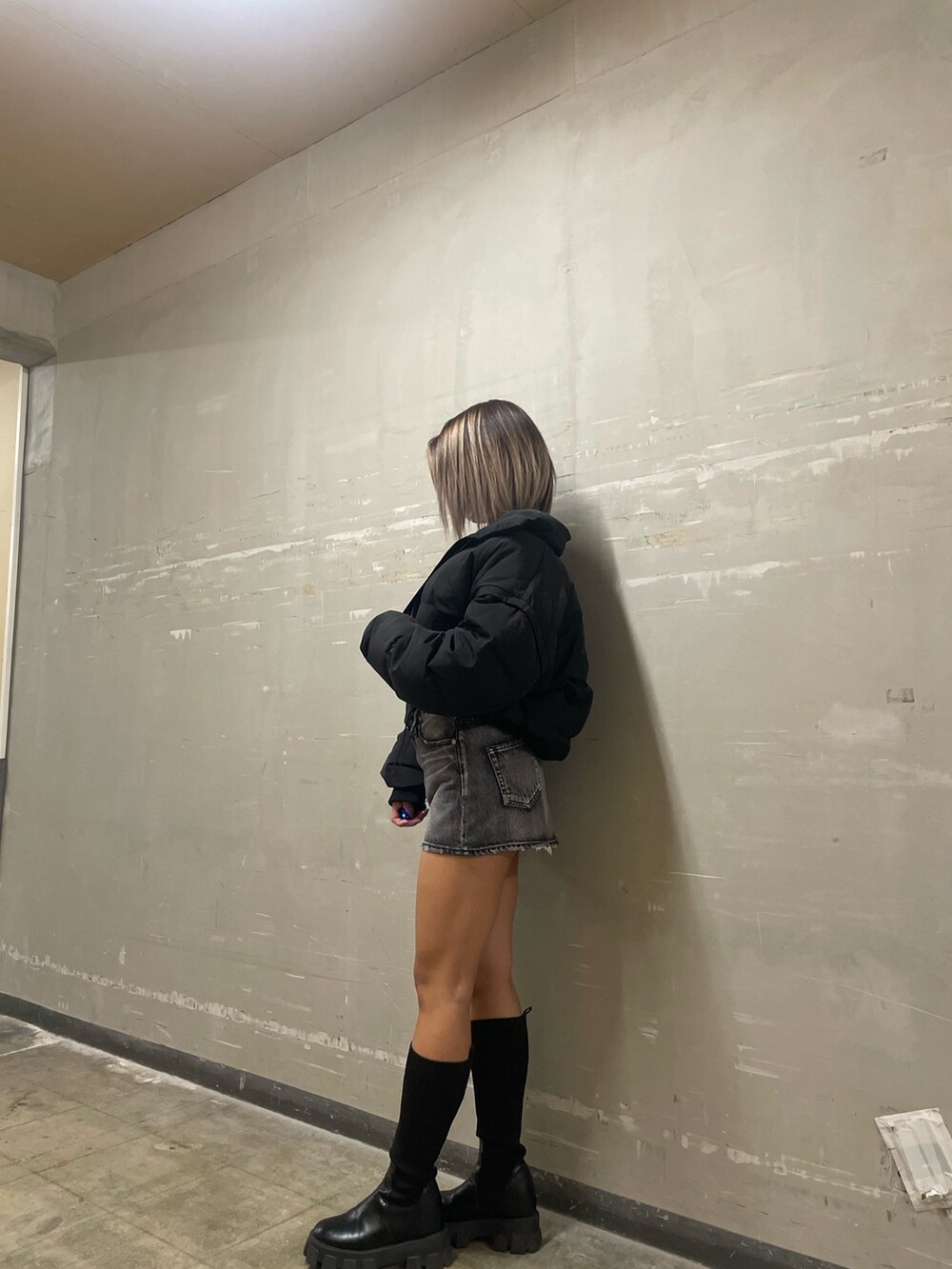 ブラック系のダウンジャケット/コート、ブラック系のニット/セーター、ブラック系のデニムパンツを着用したレディースの秋コーディネートの3枚目の写真