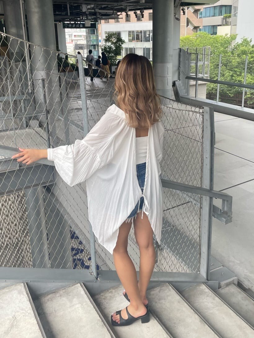 ホワイト系のサンダル、ホワイト系のチューブトップ、ホワイト系のシャツ/ブラウスを着用したレディースの夏コーディネートの2枚目の写真