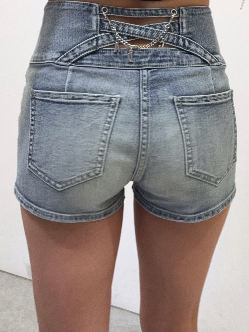 ホワイト系のTシャツ/カットソー、ブルー系のデニムパンツ、ブラック系のサンダルを着用したレディースの春コーディネートの8枚目の写真