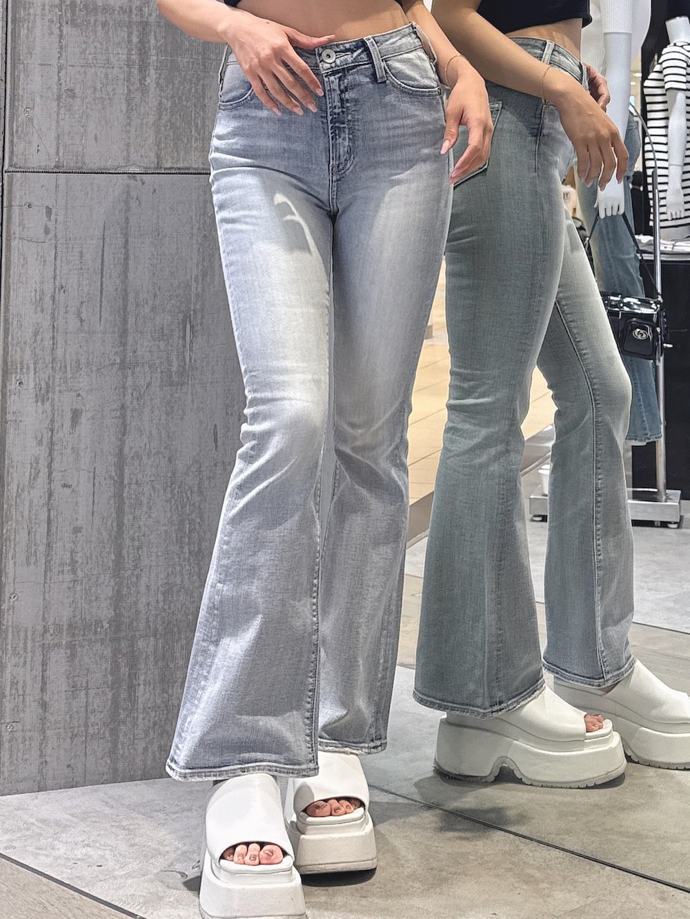 ホワイト系のニット/セーター、ブルー系のデニムパンツ、ホワイト系のサンダルを着用したレディースの夏コーディネートの6枚目の写真