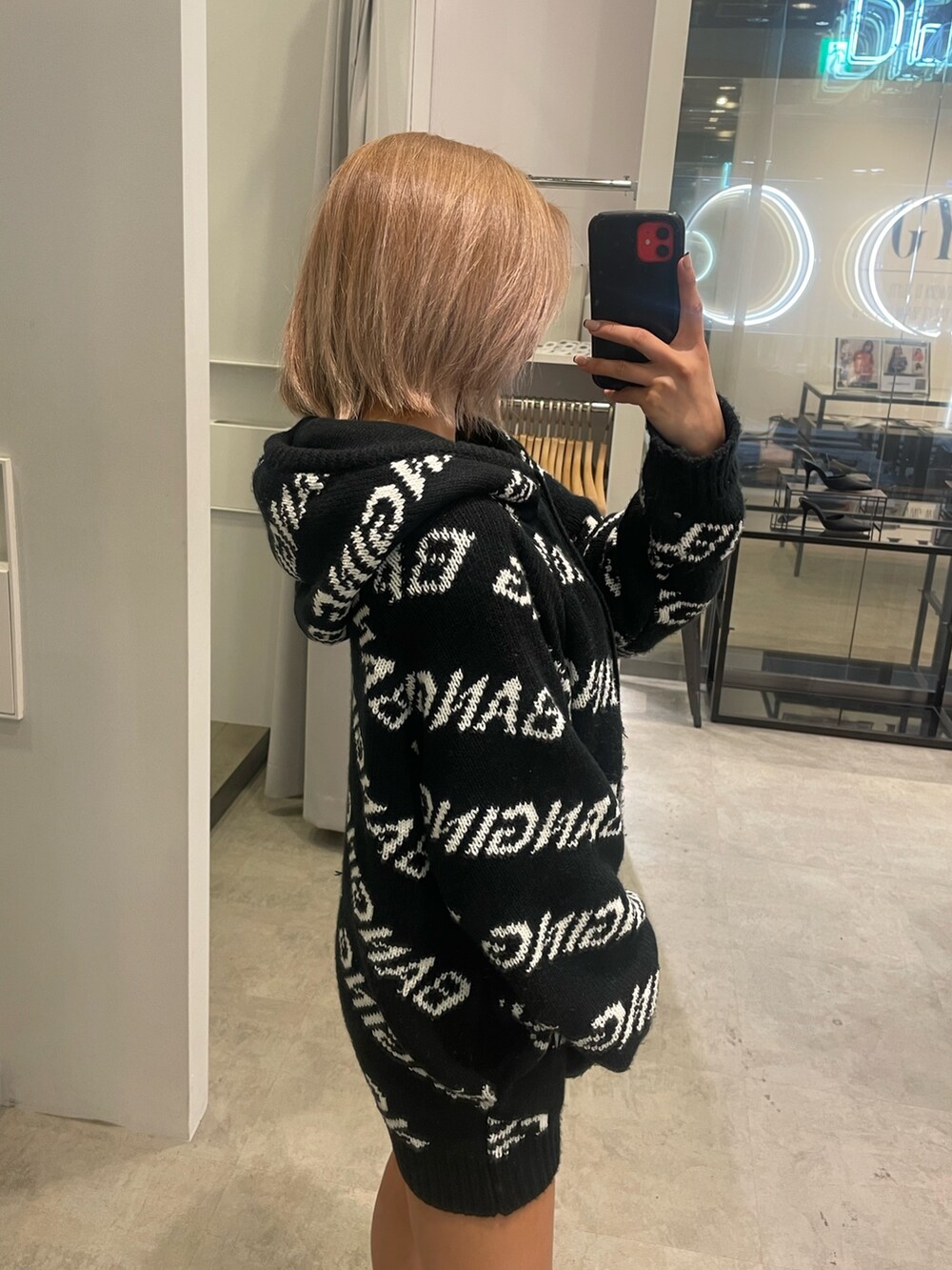 ブラック系のニット/セーター、ブラック系のブーツを着用したレディースの冬コーディネートの3枚目の写真