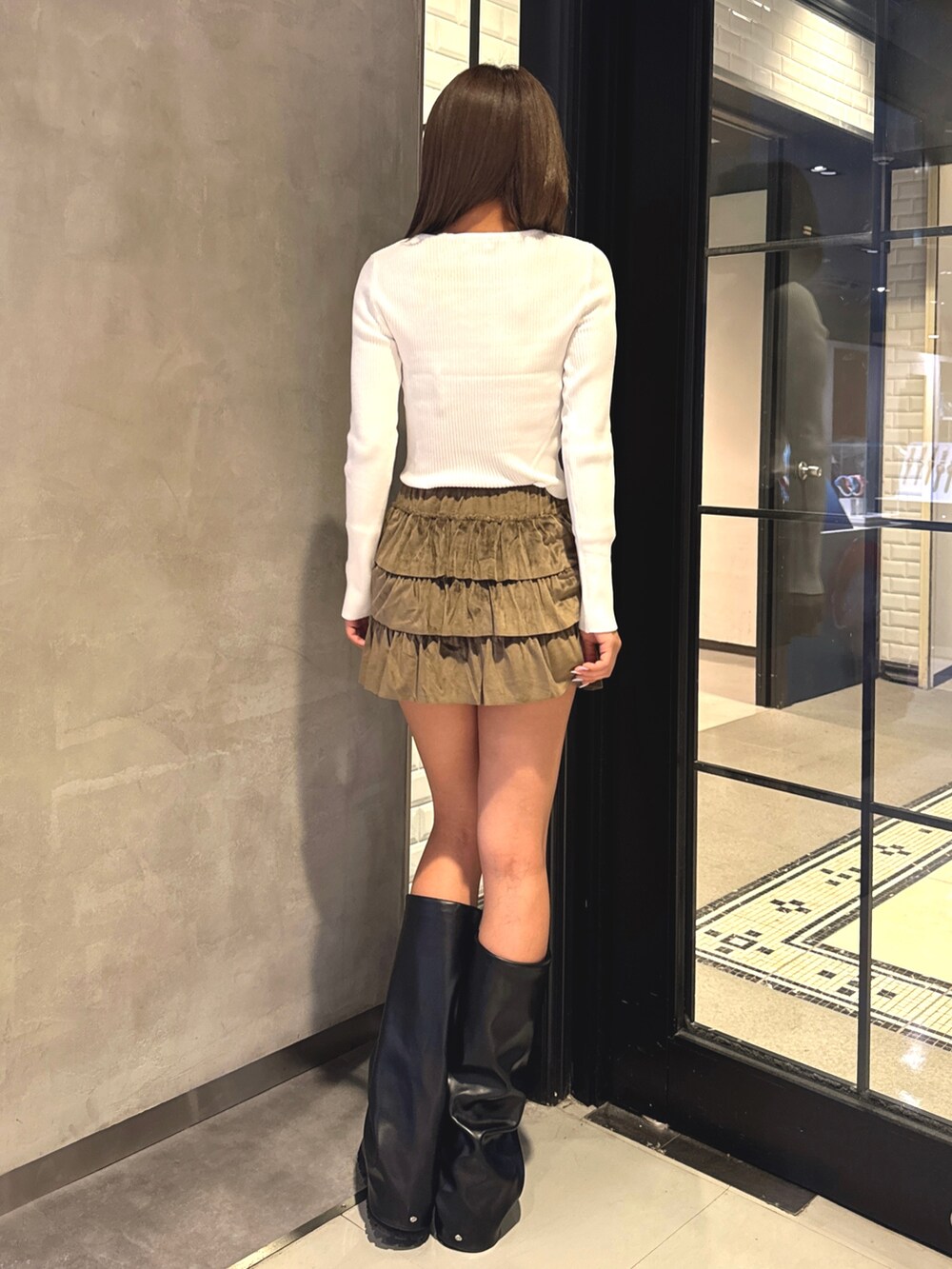 ホワイト系のニット/セーター、グリーン系のその他パンツ、ブラック系のブーツを着用したレディースの秋コーディネートの4枚目の写真