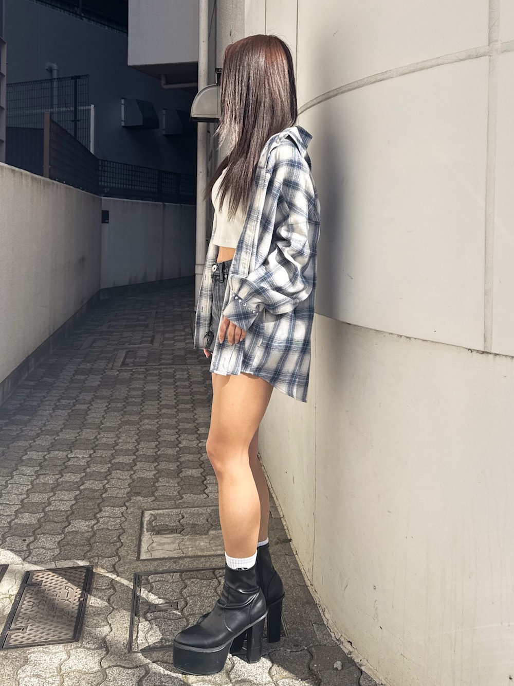 ホワイト系のTシャツ/カットソー、ブルー系のシャツ/ブラウス、ブラック系のデニムパンツを着用したレディースの春コーディネートの4枚目の写真