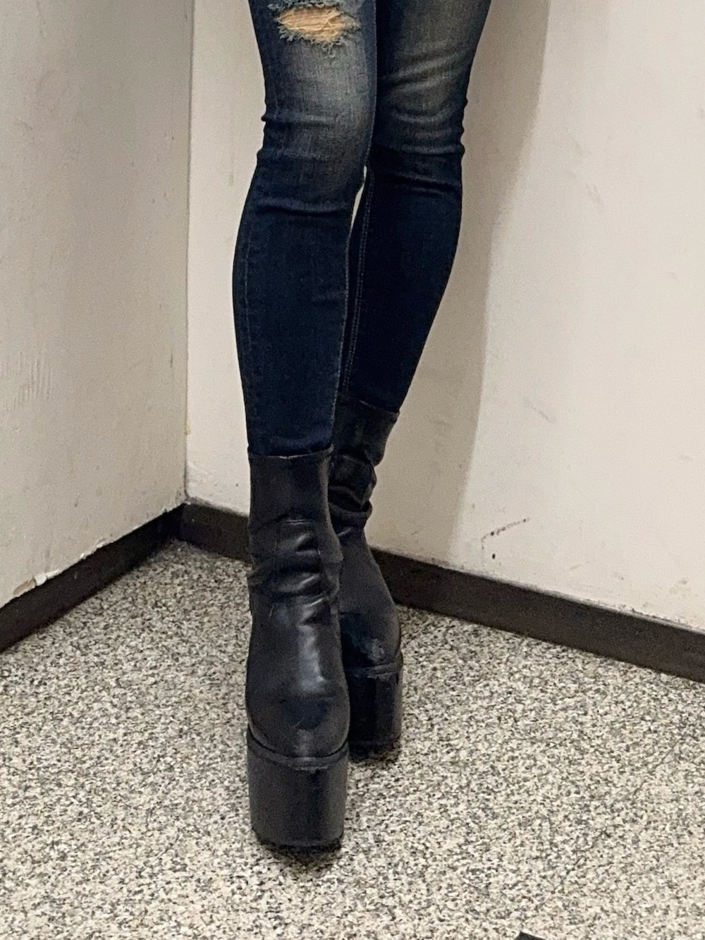 ホワイト系のTシャツ/カットソー、ブラウン系のムートンコート、ブルー系のデニムパンツを着用したレディースの秋コーディネートの8枚目の写真