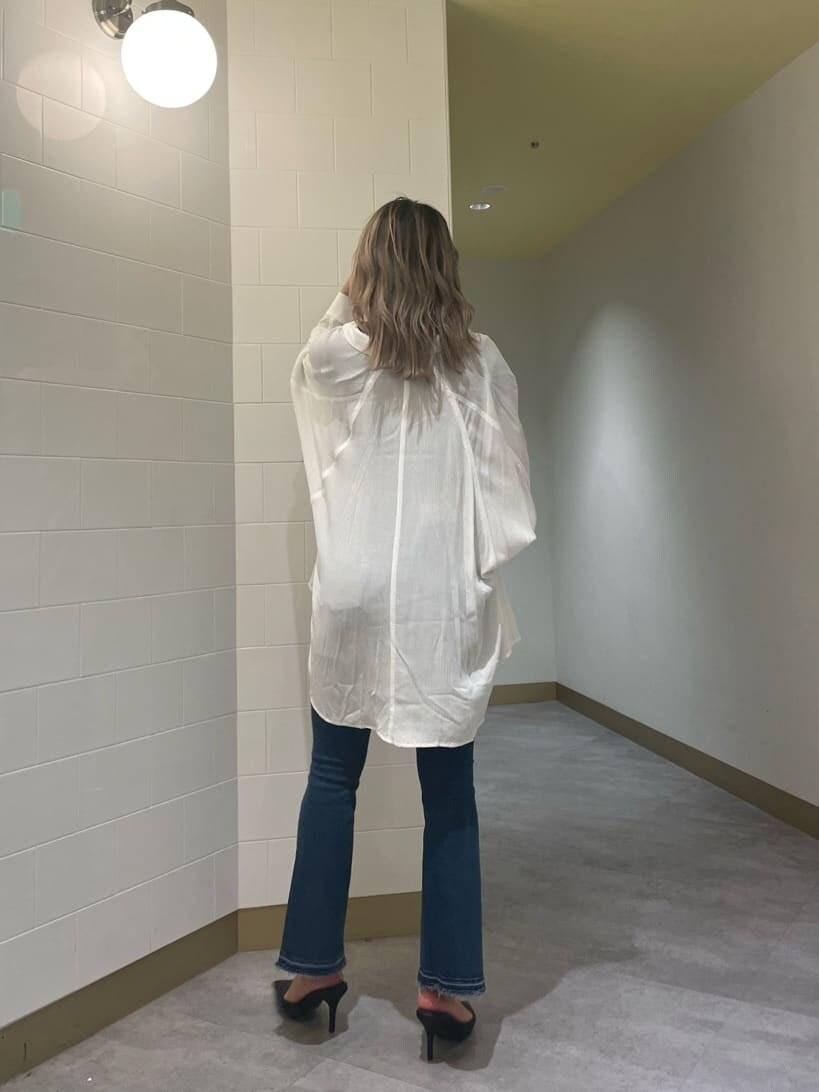 ブラック系のパンプス、ブラック系のTシャツ/カットソー、ホワイト系のシャツ/ブラウスを着用したレディースの春コーディネートの4枚目の写真
