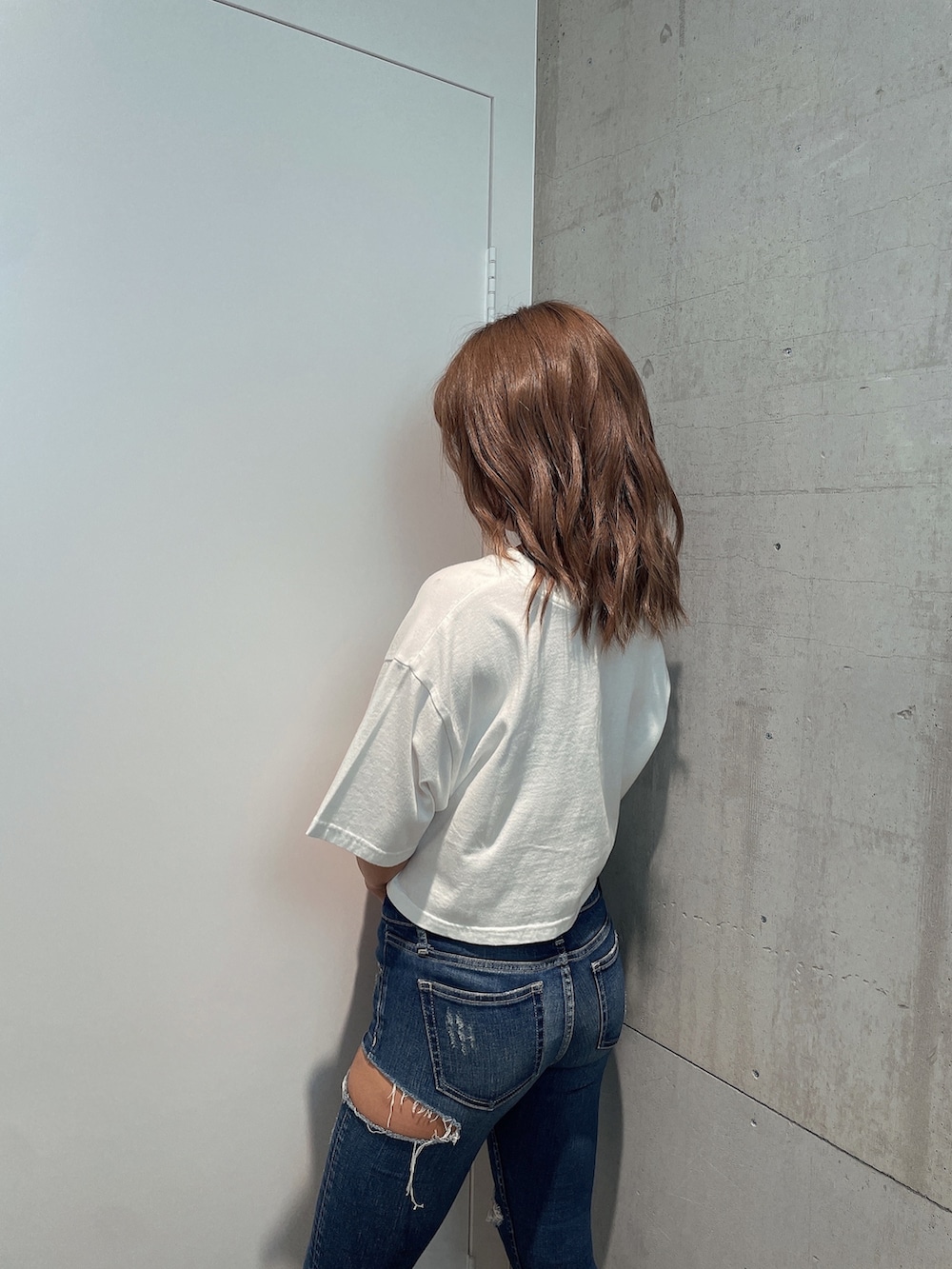 ホワイト系のTシャツ/カットソー、ブルー系のデニムパンツ、ブラック系のパンプスを着用したレディースの夏コーディネートの7枚目の写真