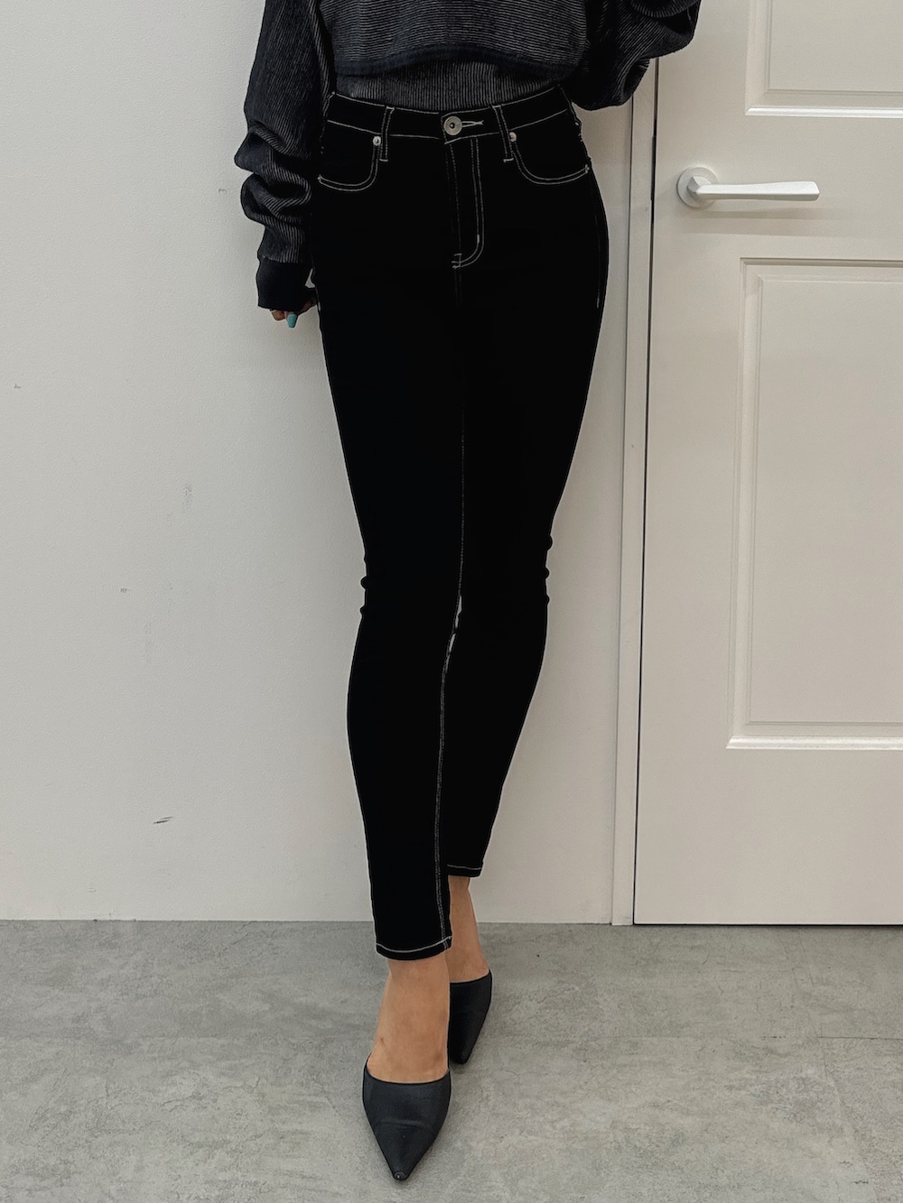 その他のアンサンブル、ブラック系のデニムパンツ、ブラック系のパンプスを着用したレディースの秋コーディネートの5枚目の写真