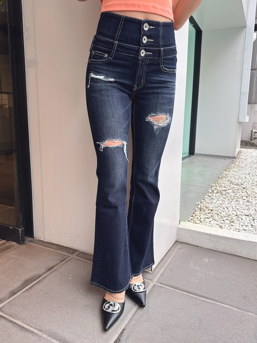 オレンジ系のTシャツ/カットソー、ブルー系のデニムパンツ、ブラック系のパンプスを着用したレディースの春コーディネートの8枚目の写真