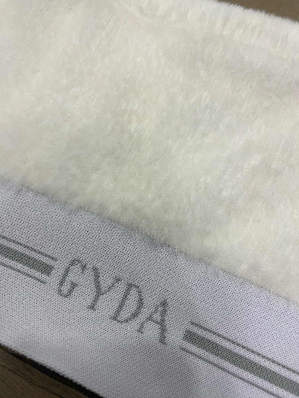 ブルー系のパンツ、ホワイト系のニット/セーター、ブラック系のブーツを着用したレディースの秋コーディネートの5枚目の写真