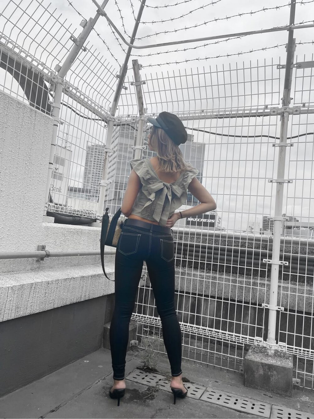 ブラック系のパンプス、ブラック系のデニムパンツ、グリーン系のシャツ/ブラウスを着用したレディースの夏コーディネートの2枚目の写真