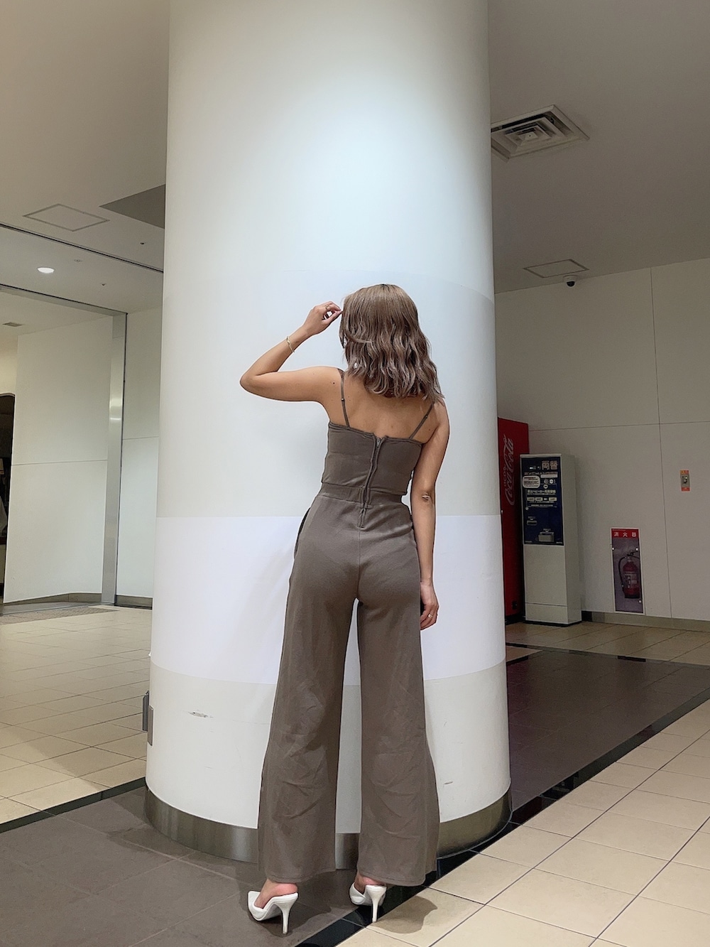 ホワイト系のシャツ/ブラウス、ベージュ系のつなぎ/オールインワン、ホワイト系のパンプスを着用したレディースの春コーディネートの5枚目の写真