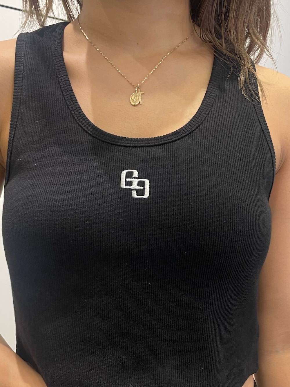 ブラック系のデニムパンツ、ホワイト系のシャツ/ブラウス、ブラック系のタンクトップを着用したレディースの夏コーディネートの7枚目の写真
