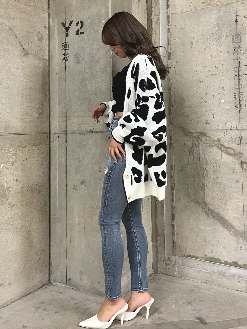 ホワイト系のカーディガン/ボレロ、ホワイト系のTシャツ/カットソー、ブルー系のデニムパンツを着用したレディースの春コーディネートの3枚目の写真