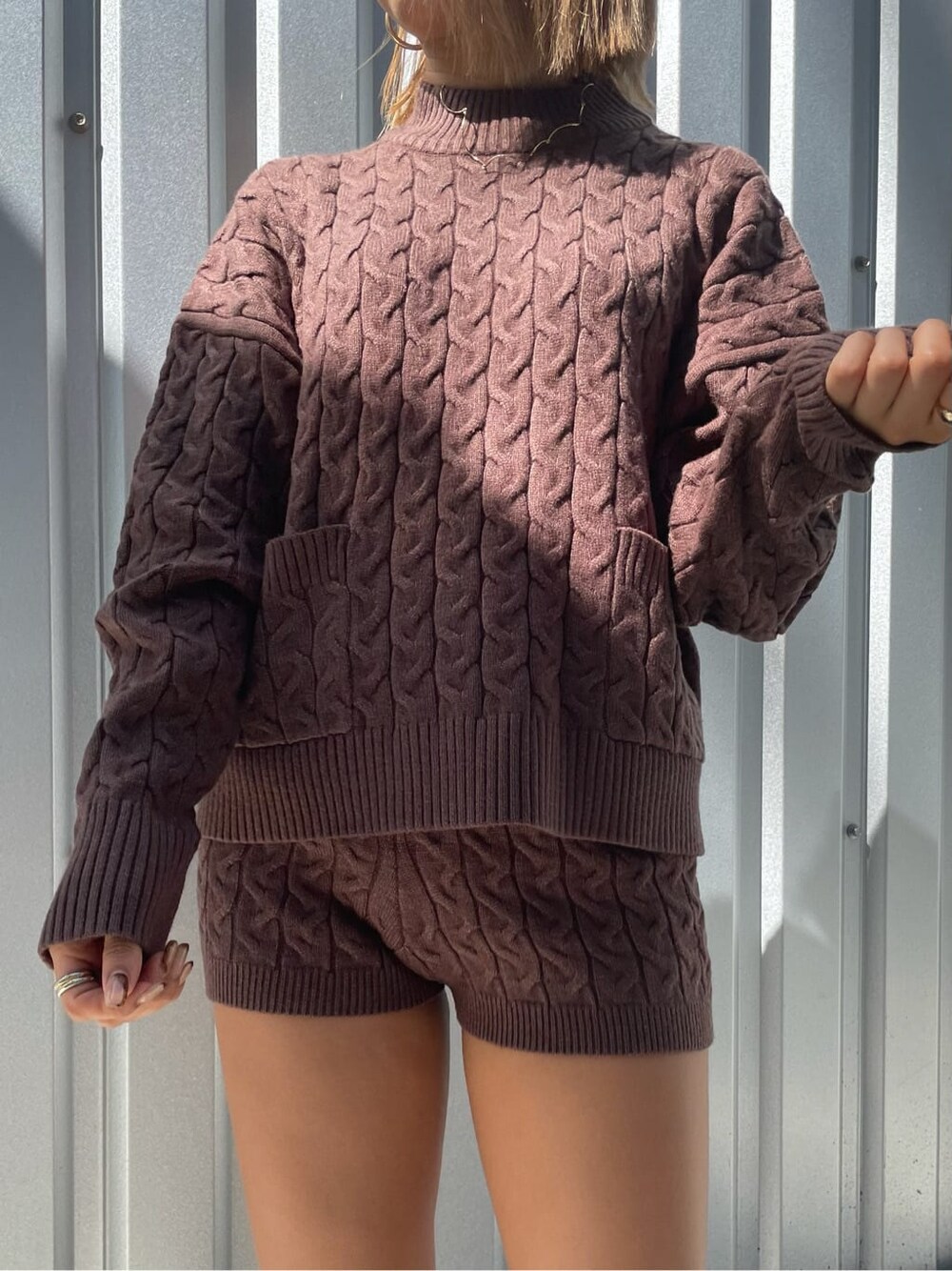 ブラウン系のその他パンツ、ブラック系のブーツ、ブラウン系のニット/セーターを着用したレディースの秋コーディネートの5枚目の写真