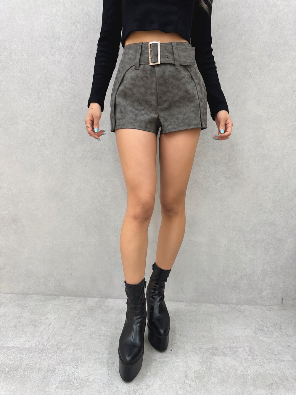 その他のその他パンツ、ブラック系のブーツ、その他のブルゾンを着用したレディースの秋コーディネートの6枚目の写真