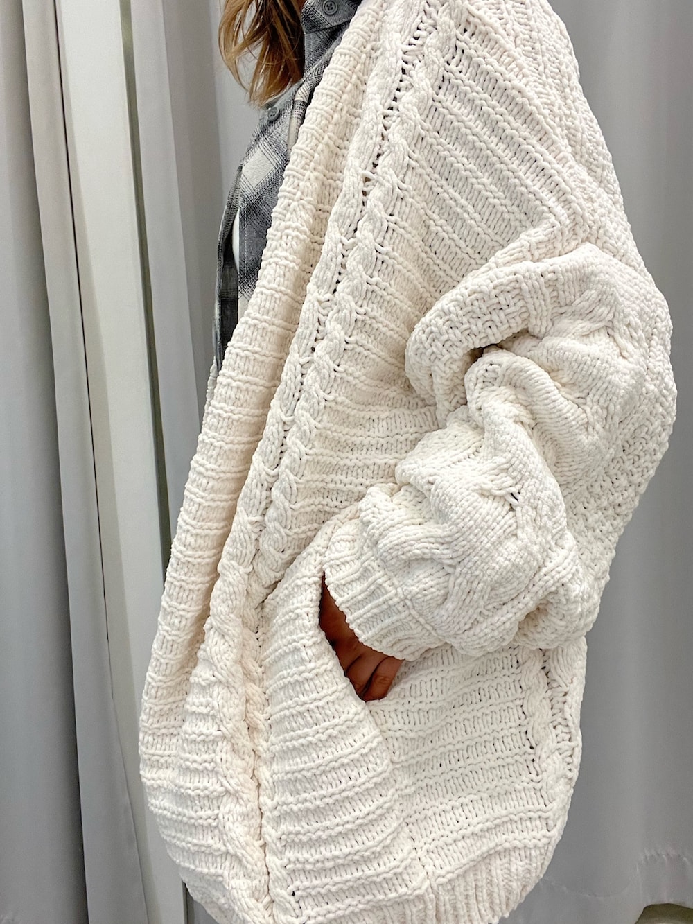 ホワイト系のカーディガン/ボレロ、ホワイト系のTシャツ/カットソー、ブルー系のデニムパンツを着用したレディースの春コーディネートの6枚目の写真