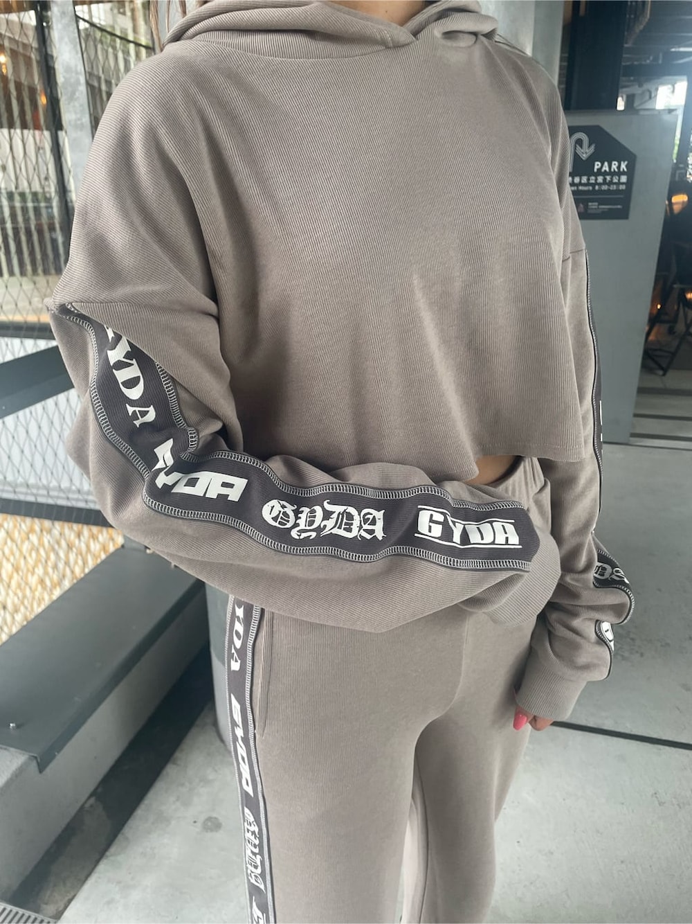 ブラック系のパンプス、ベージュ系のその他パンツ、ベージュ系のパーカーを着用したレディースの夏コーディネートの7枚目の写真