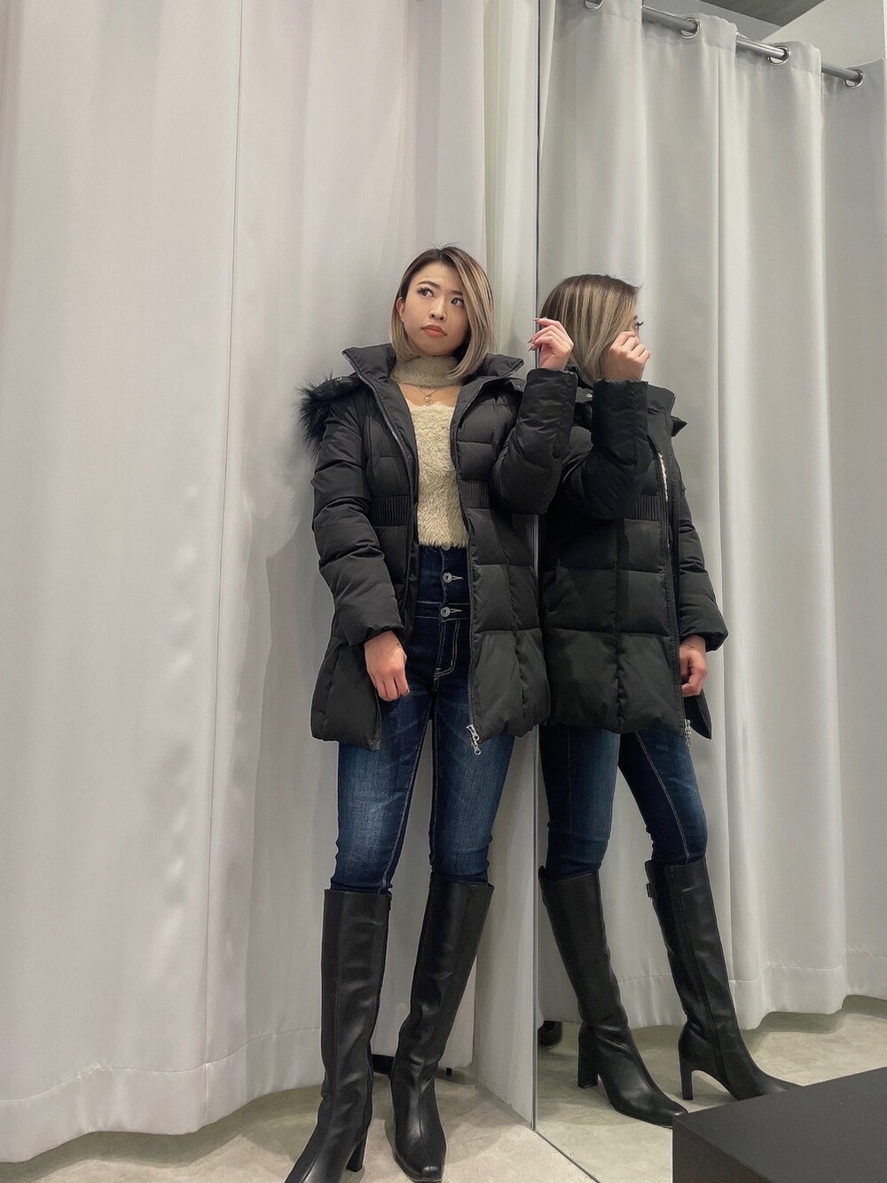 ブラック系のブーツ、ブルー系のパンツ、ブラック系のその他アウターを着用したレディースの秋コーディネートの2枚目の写真