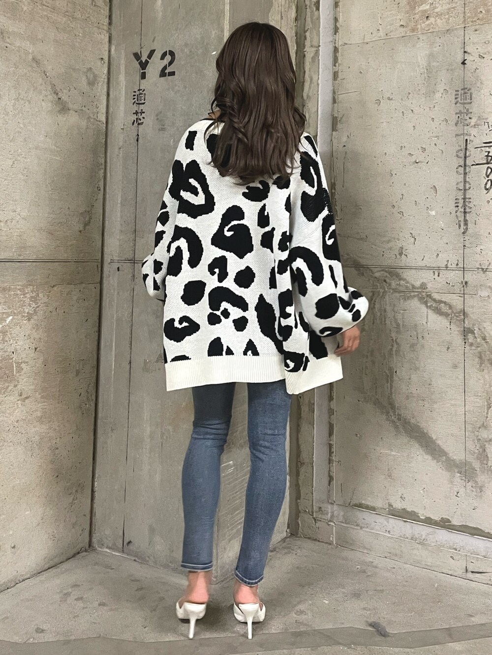 ホワイト系のカーディガン/ボレロ、ホワイト系のTシャツ/カットソー、ブルー系のデニムパンツを着用したレディースの春コーディネートの5枚目の写真