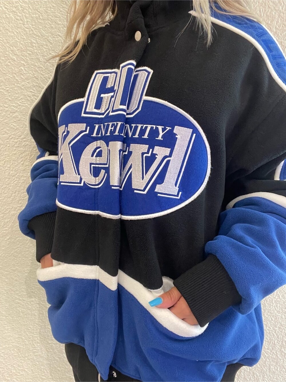 ブラック系のブルゾン、ブラック系のパンプスを着用したレディースの秋コーディネートの7枚目の写真