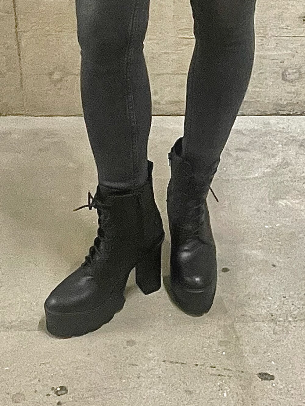 ブラック系のダウンジャケット/コート、ブラック系のニット/セーター、ブラック系のデニムパンツを着用したレディースの秋コーディネートの7枚目の写真