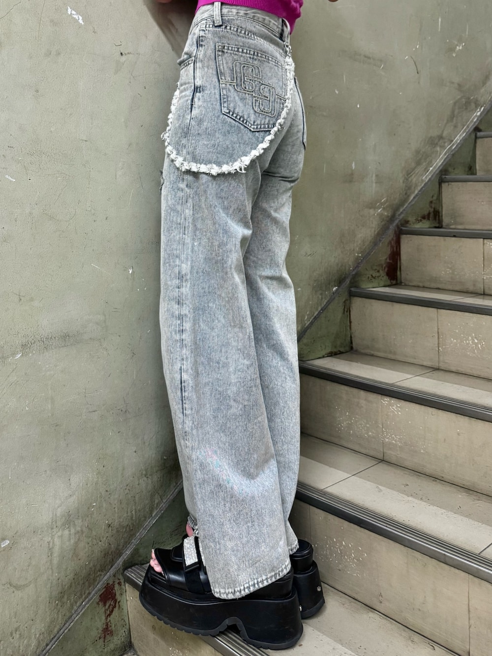 ピンク系のキャミソール、ブルー系のデニムパンツ、ブラック系のサンダルを着用したレディースの夏コーディネートの7枚目の写真