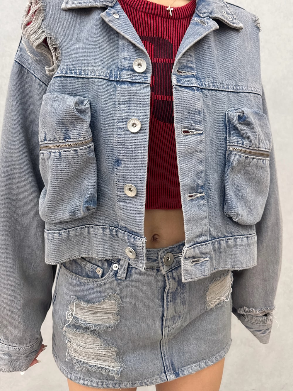 ブラック系のブーツ、ブラック系のブーツ、ホワイト系のニット/セーターを着用したレディースの秋コーディネートの4枚目の写真