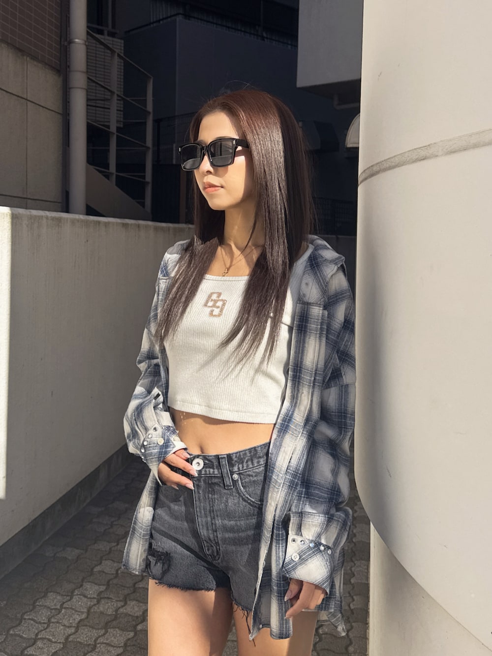 ホワイト系のTシャツ/カットソー、ブルー系のシャツ/ブラウス、ブラック系のデニムパンツを着用したレディースの春コーディネートの3枚目の写真