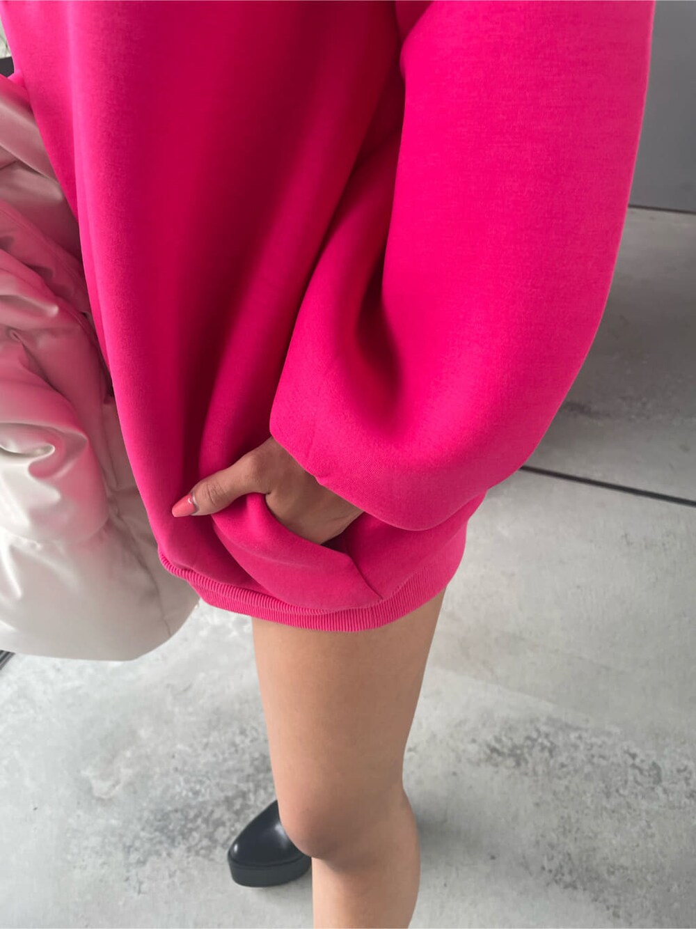 ブルー系のデニムパンツ、ピンク系のスウェット、ブラック系のブーツを着用したレディースの夏コーディネートの10枚目の写真