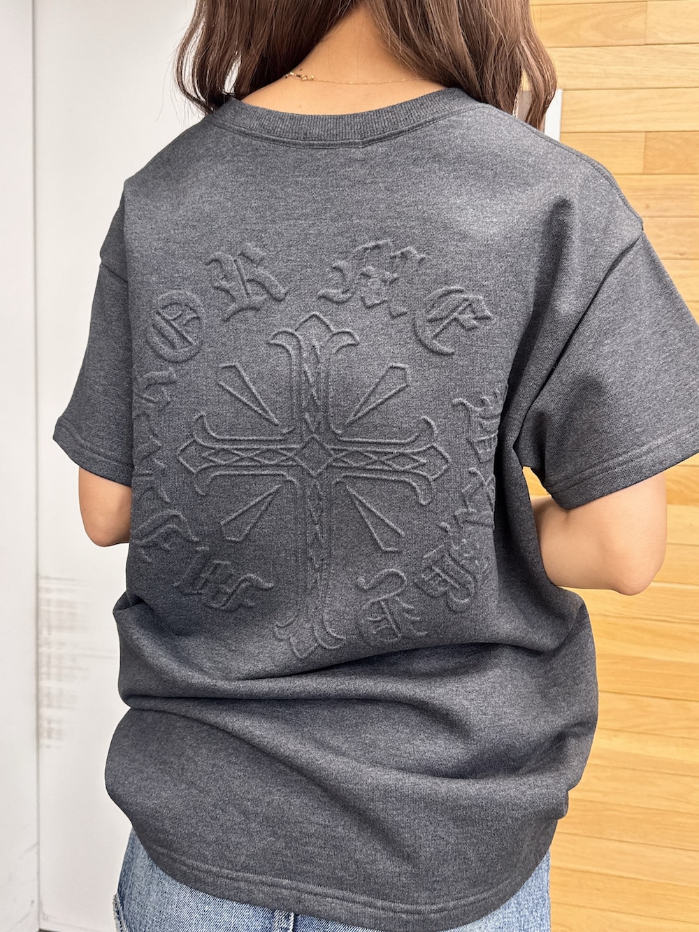 グレー系のTシャツ/カットソー、ブルー系のデニムパンツ、ブラック系のサンダルを着用したレディースの春コーディネートの6枚目の写真