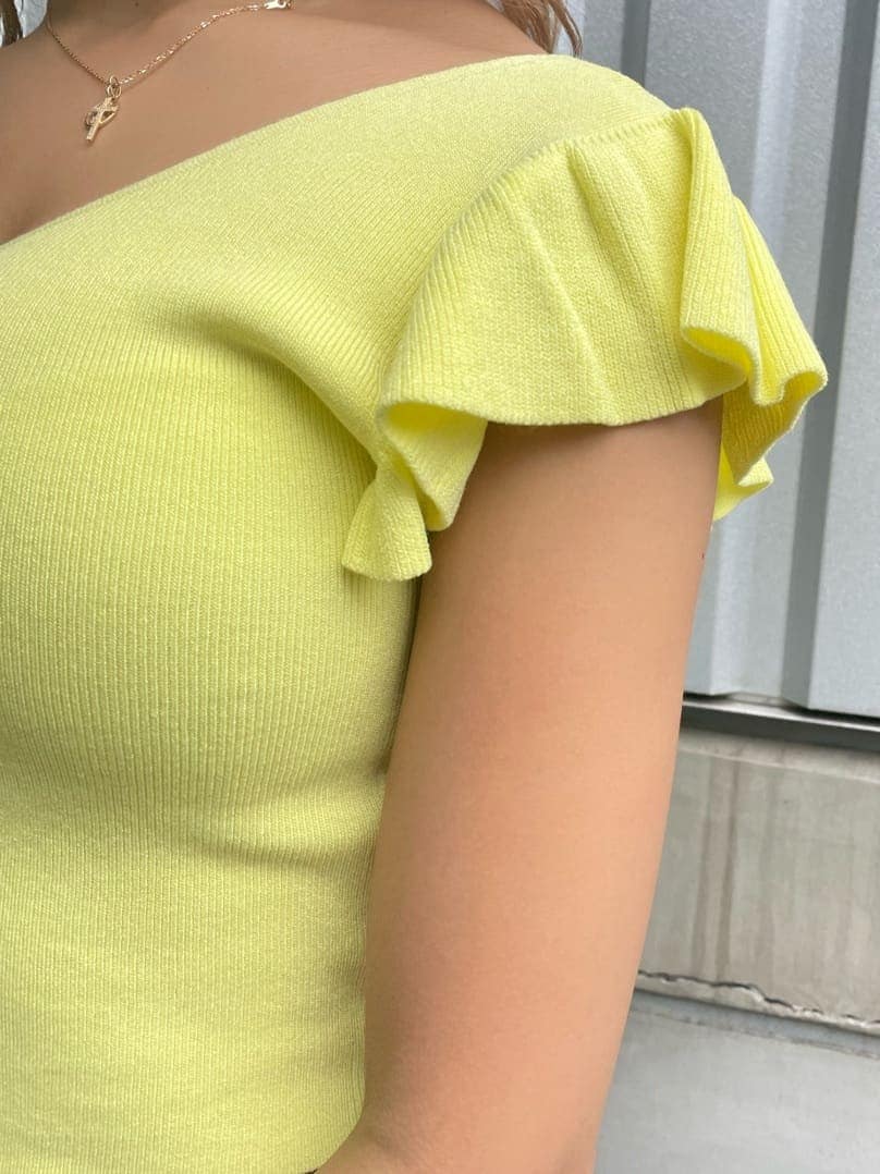 ホワイト系のシャツ/ブラウス、その他のサンダル、イエロー系のニット/セーターを着用したレディースの春コーディネートの5枚目の写真