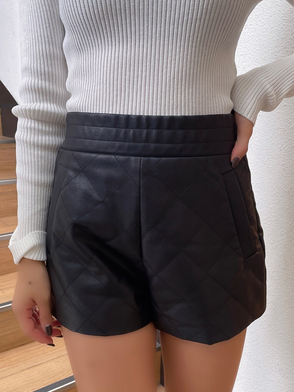 ブラック系のブルゾン、ホワイト系のニット/セーター、ブラック系のその他パンツを着用したレディースの秋コーディネートの7枚目の写真