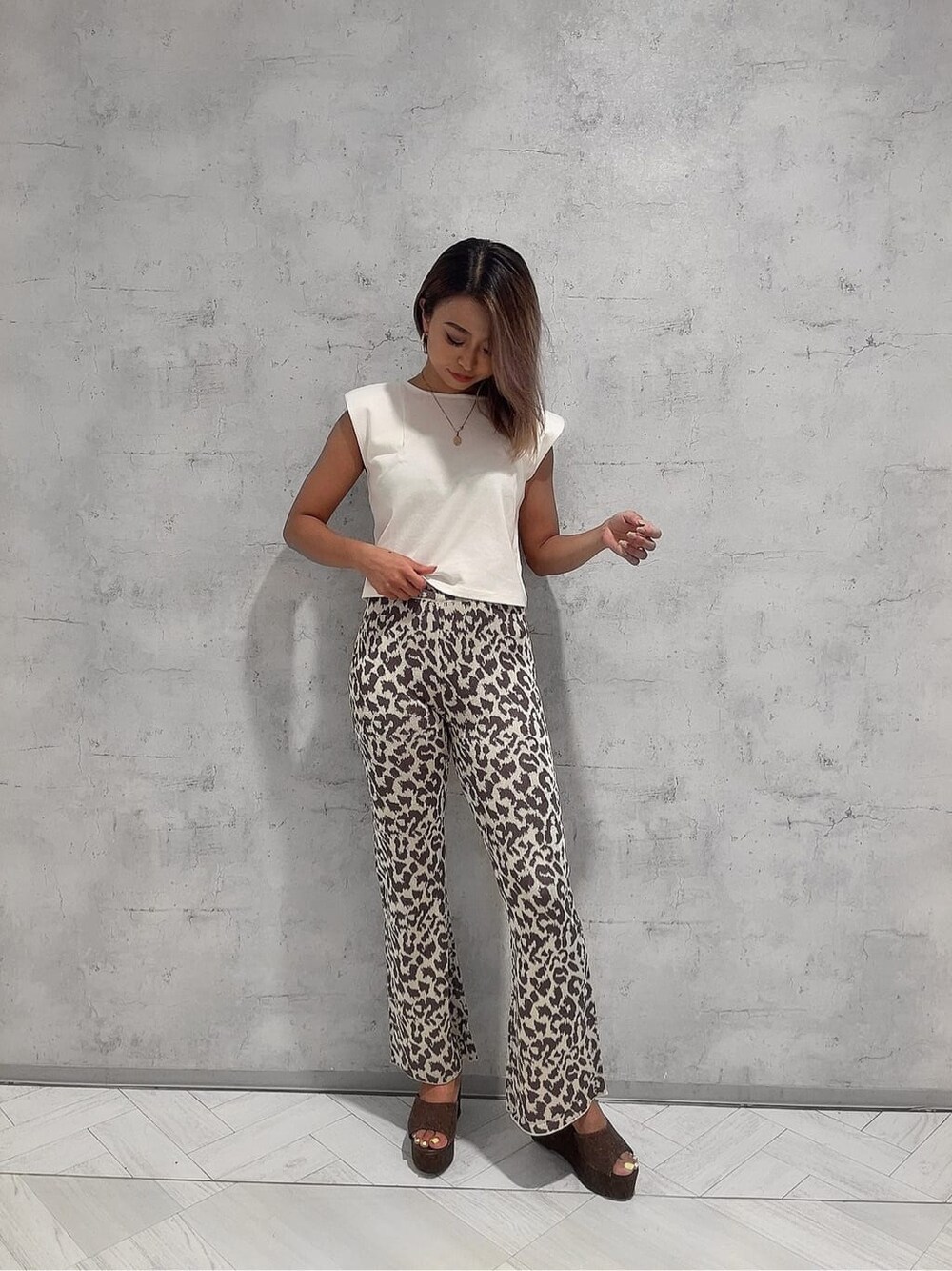 ブラウン系のサンダル、その他のその他パンツ、ホワイト系のTシャツ/カットソーを着用したレディースの夏コーディネートの2枚目の写真