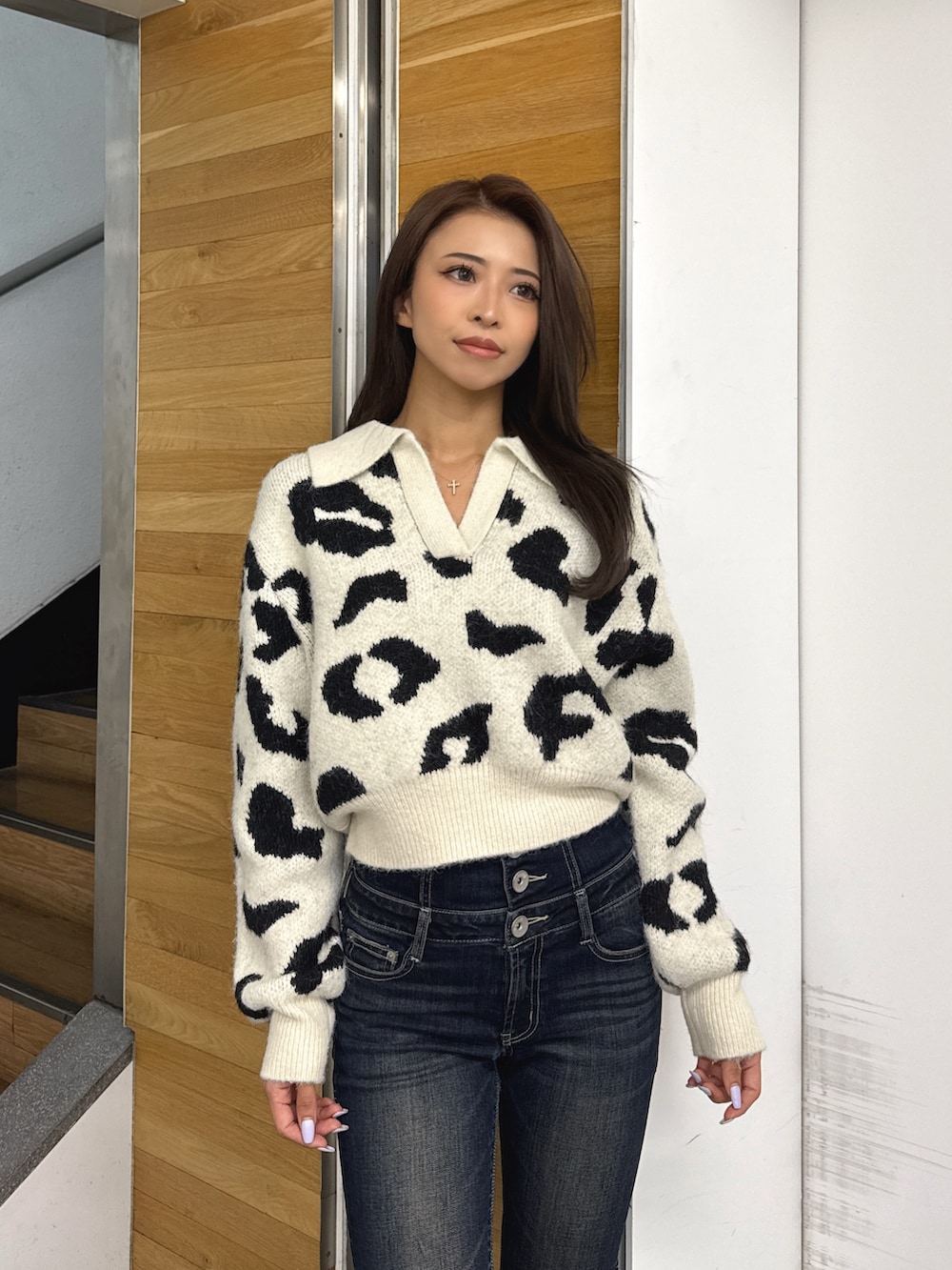 その他のニット/セーター、ブルー系のデニムパンツ、ブラック系のブーツを着用したレディースの秋コーディネートの5枚目の写真