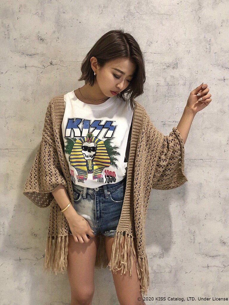 ブルー系のデニムパンツ、ホワイト系のタンクトップ、ベージュ系のカーディガン/ボレロを着用したレディースの夏コーディネートの2枚目の写真