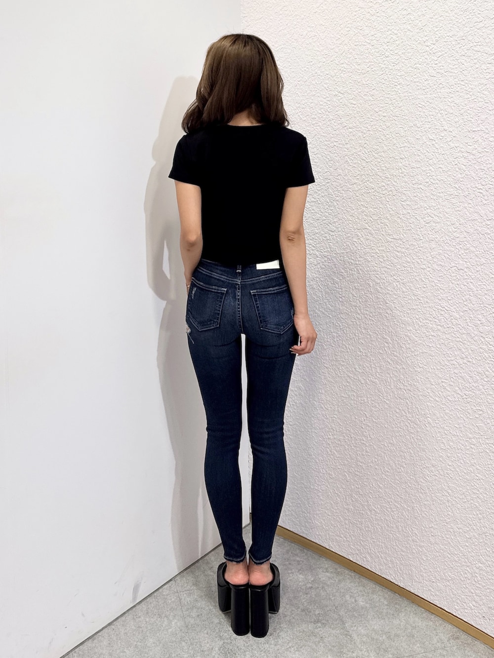 ブラック系のTシャツ/カットソー、ブルー系のデニムパンツ、ブラック系のサンダルを着用したレディースの夏コーディネートの4枚目の写真