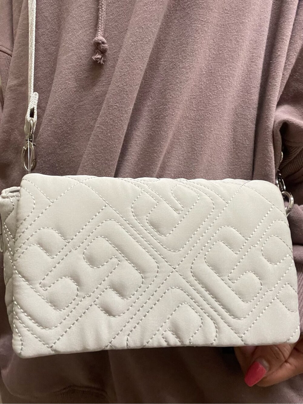 ブラック系のブーツ、ホワイト系のショルダーバッグ、ピンク系のパーカーを着用したレディースの秋コーディネートの8枚目の写真