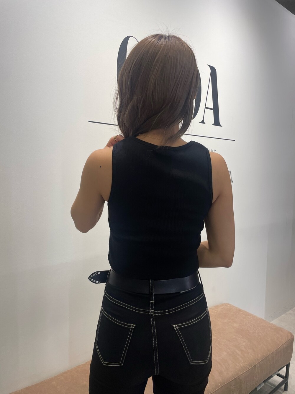 ブラック系のデニムパンツ、ホワイト系のシャツ/ブラウス、ブラック系のタンクトップを着用したレディースの夏コーディネートの6枚目の写真