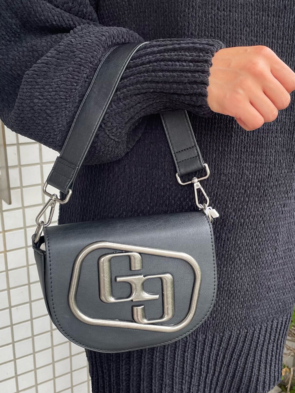 ブラック系のワンピース、ブラック系のハンドバッグ、ブラック系のスカートを着用したレディースの秋コーディネートの6枚目の写真