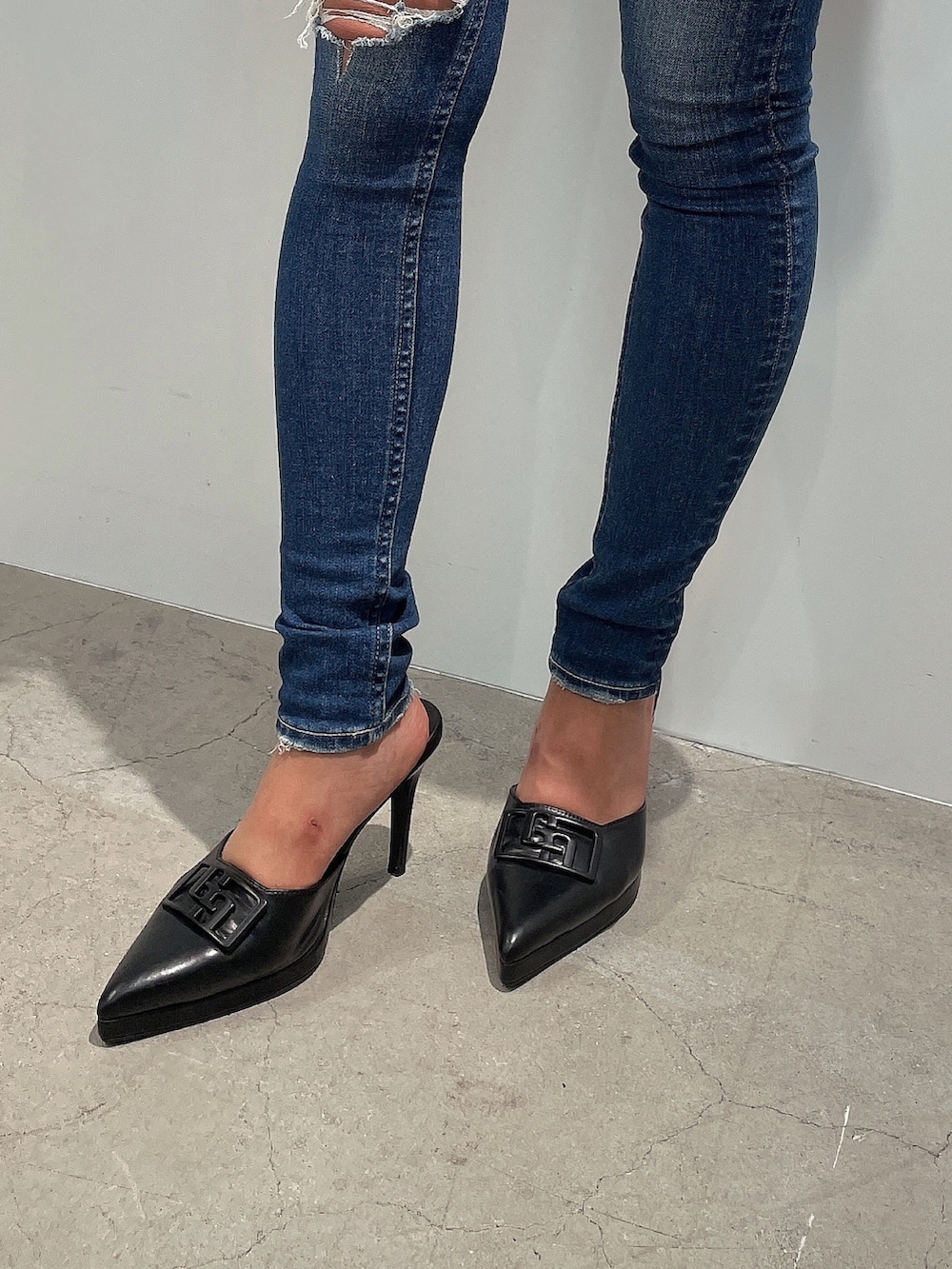 ホワイト系のTシャツ/カットソー、ブルー系のデニムパンツ、ブラック系のパンプスを着用したレディースの夏コーディネートの9枚目の写真