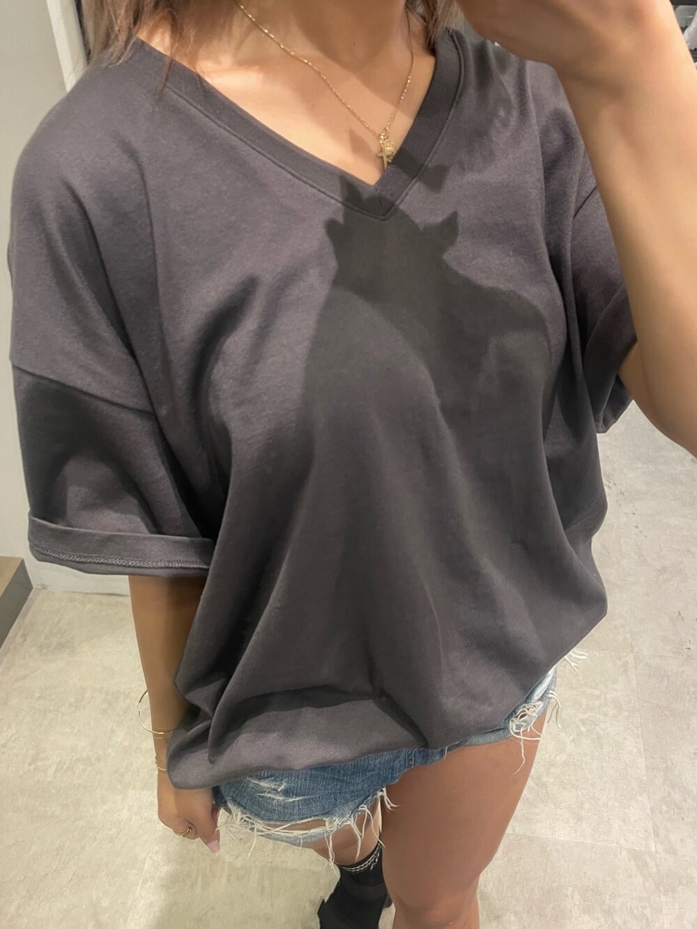 グレー系のTシャツ/カットソー、ブルー系のデニムパンツ、ブラック系のサンダルを着用したレディースの春コーディネートの5枚目の写真