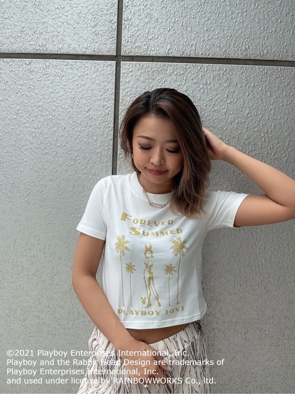 ブラック系のサンダル、ホワイト系のその他パンツ、ホワイト系のTシャツ/カットソーを着用したレディースの夏コーディネートの4枚目の写真