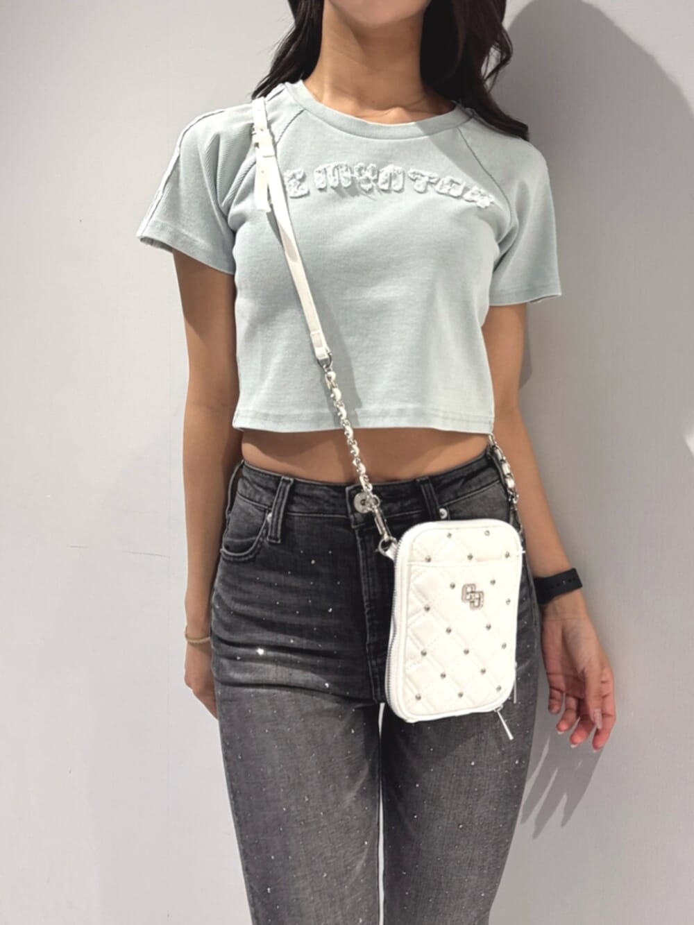 ホワイト系のサンダル、ブラック系のデニムパンツ、ブルー系のTシャツ/カットソーを着用したレディースの夏コーディネートの4枚目の写真