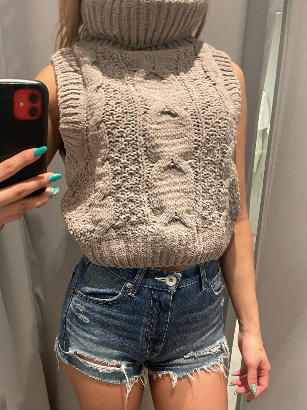 ブルー系のデニムパンツ、ベージュ系のニット/セーターを着用したレディースの夏コーディネートの7枚目の写真