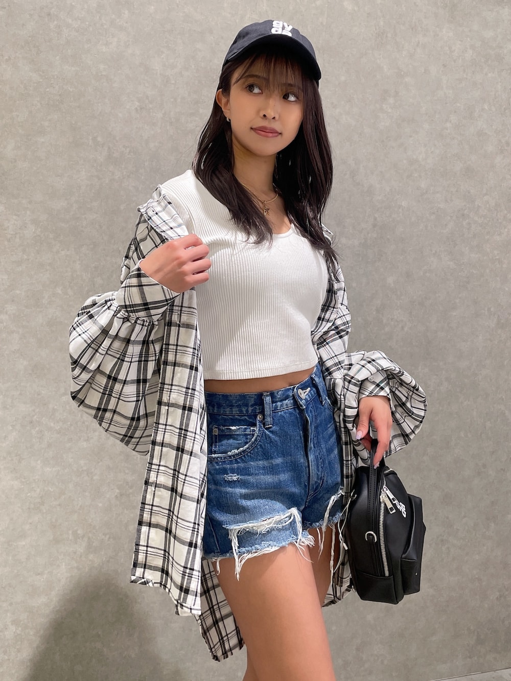 ブラック系のブーツ、ブルー系のデニムパンツ、ホワイト系のTシャツ/カットソーを着用したレディースの春コーディネートの4枚目の写真