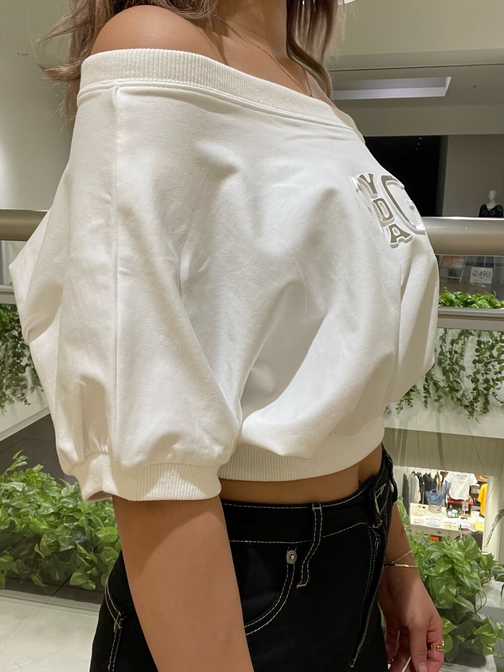 ホワイト系のTシャツ/カットソー、ブラック系のデニムパンツ、ホワイト系のパンプスを着用したレディースの春コーディネートの6枚目の写真