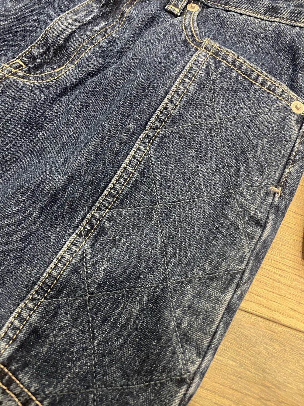 ブルー系のデニムパンツ、ブラック系のブーツ、ブルー系のデニムジャケットを着用したレディースの秋コーディネートの8枚目の写真