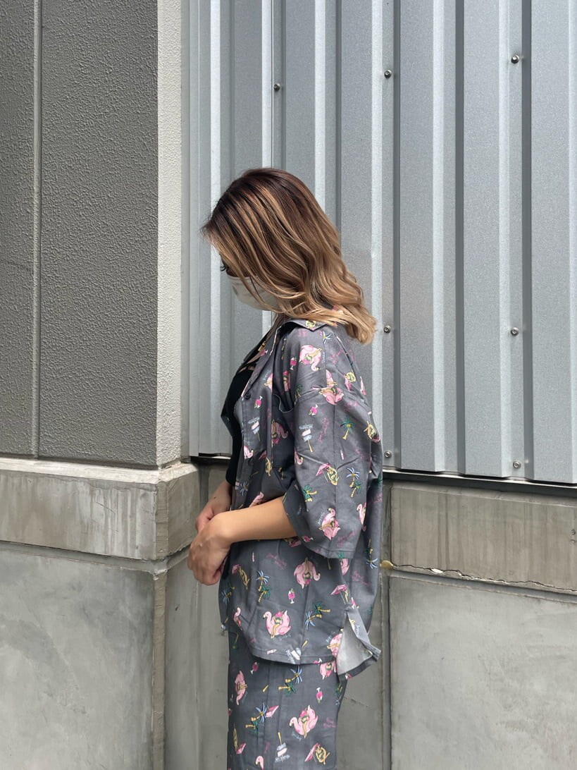 グレー系のシャツ/ブラウス、グレー系のその他パンツ、ブラック系のサンダルを着用したレディースの夏コーディネートの4枚目の写真