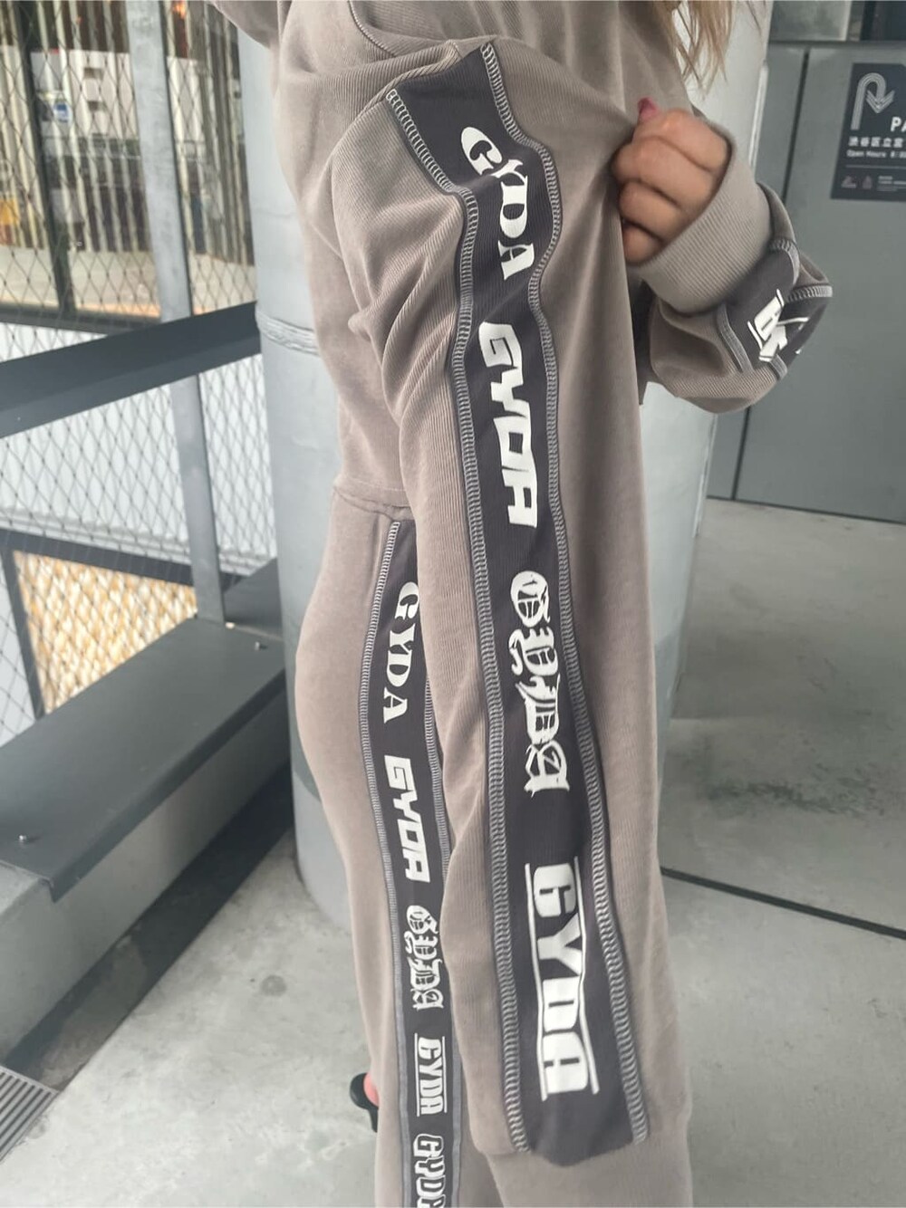 ブラック系のパンプス、ベージュ系のその他パンツ、ベージュ系のパーカーを着用したレディースの夏コーディネートの9枚目の写真