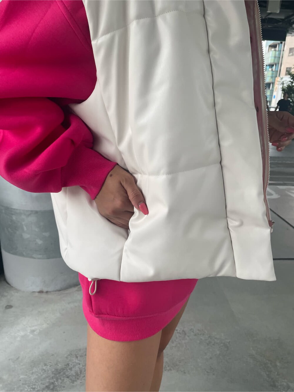 ブルー系のデニムパンツ、ピンク系のスウェット、ブラック系のブーツを着用したレディースの夏コーディネートの9枚目の写真